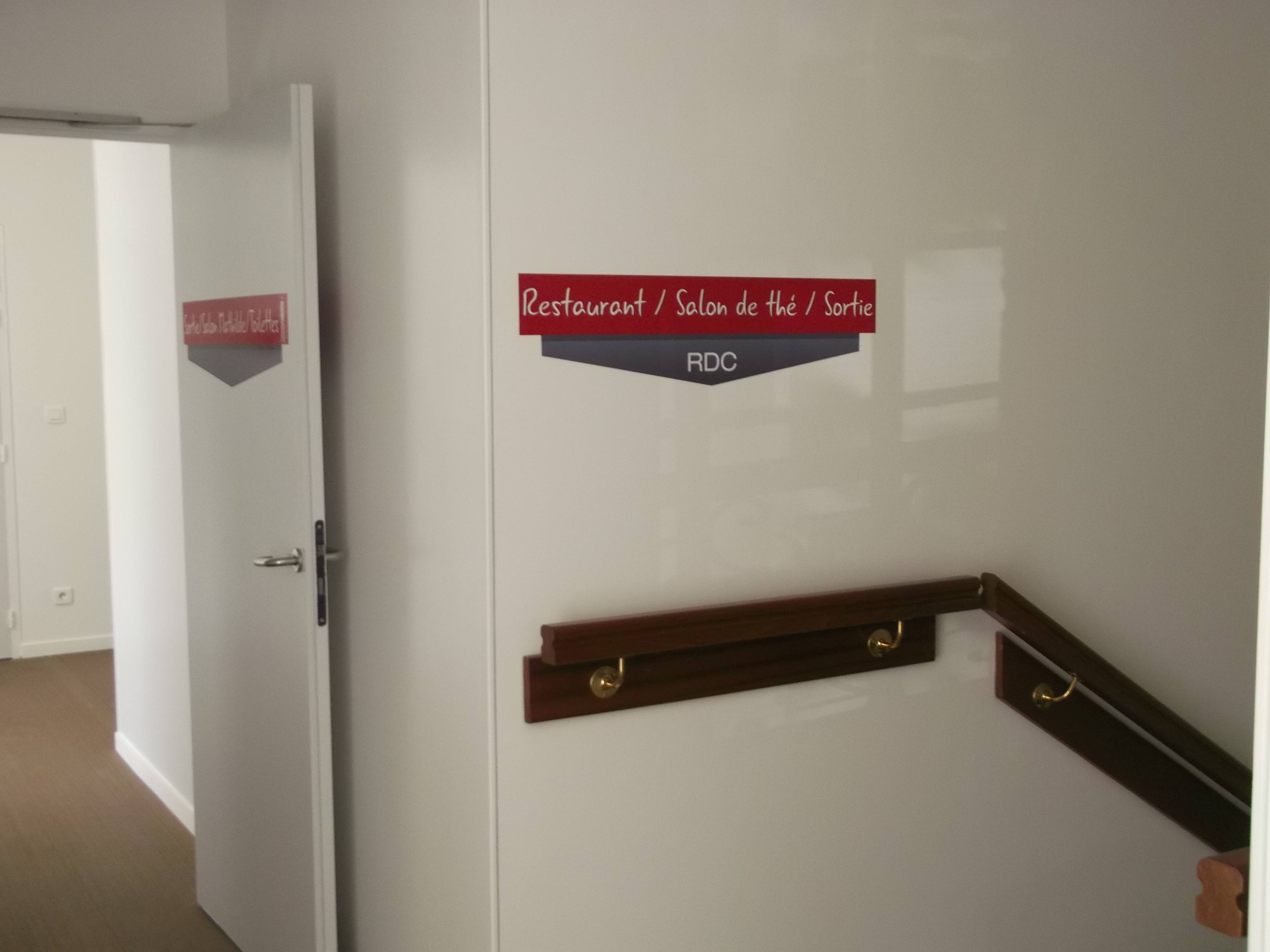Adhésif signalétique