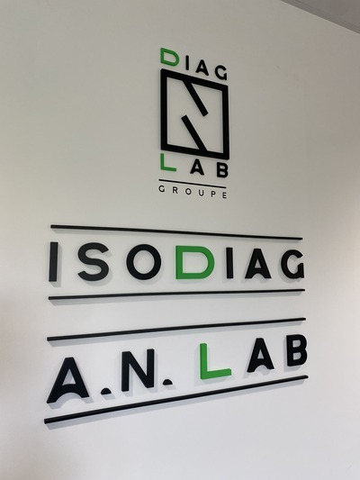 Signalétique lettrage découpé